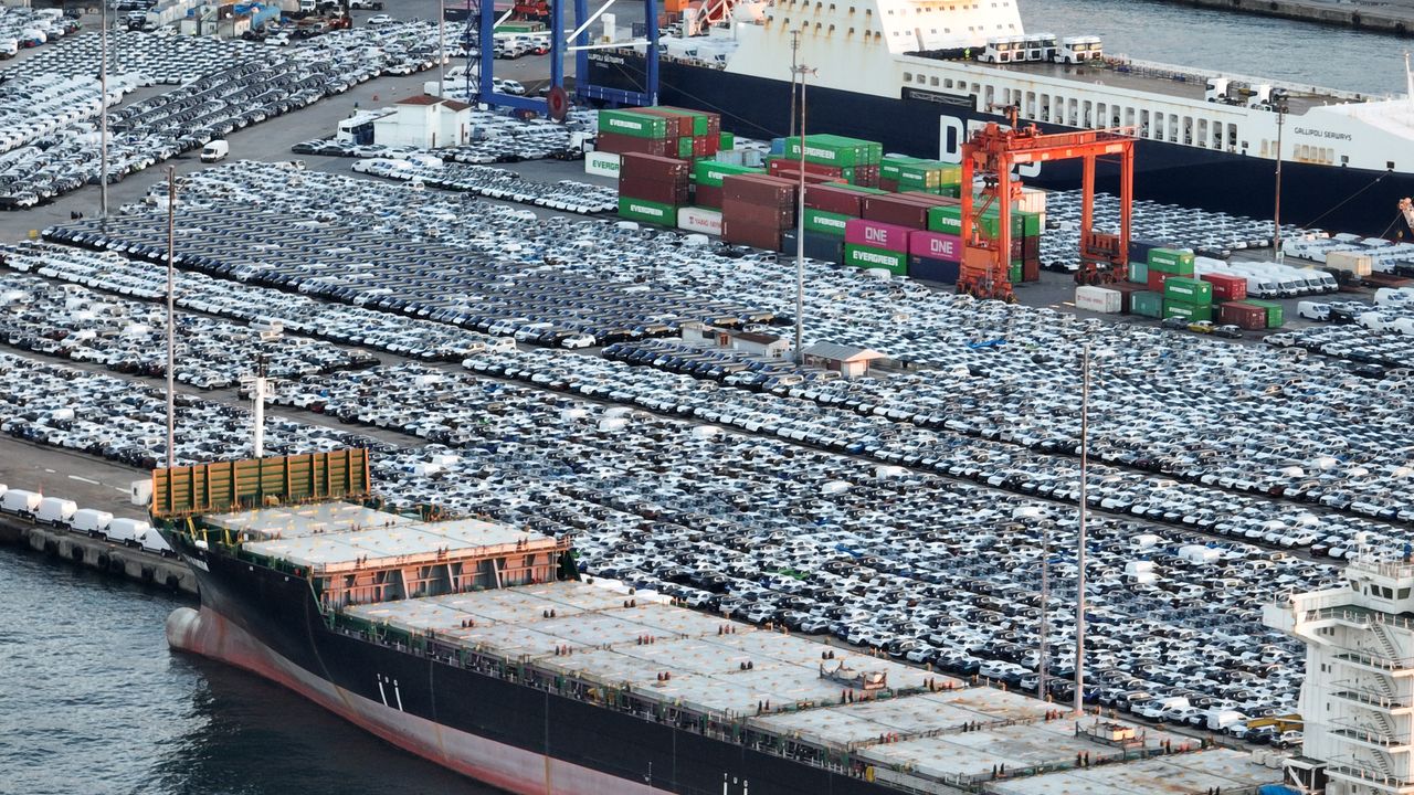 Haydarpaşa Limanı'nda şok eden manzara: Binlerce sıfır araç görüntülendi