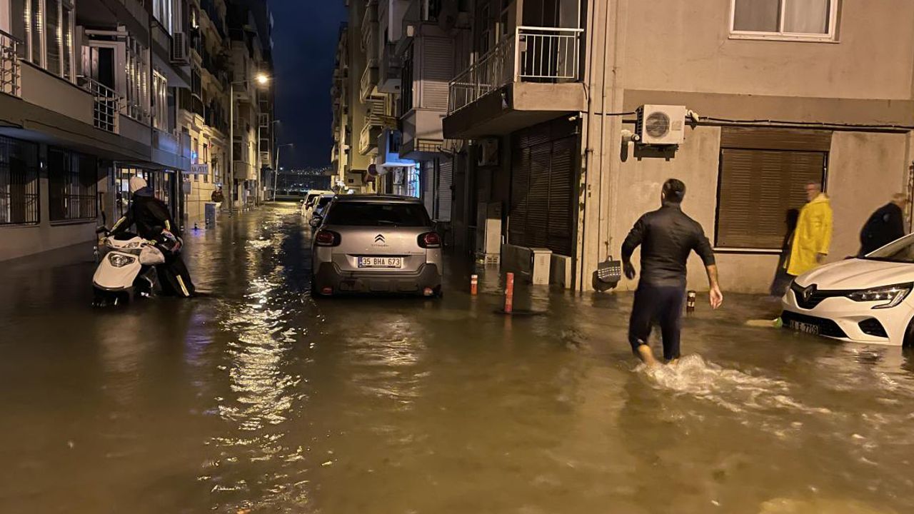 İzmir'de yükselen deniz suları caddeleri bastı