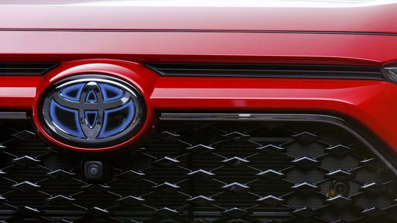 Toyota logosu hibrit araçlar için yeniden düzenlendi... Eski logo tarih oluyor!