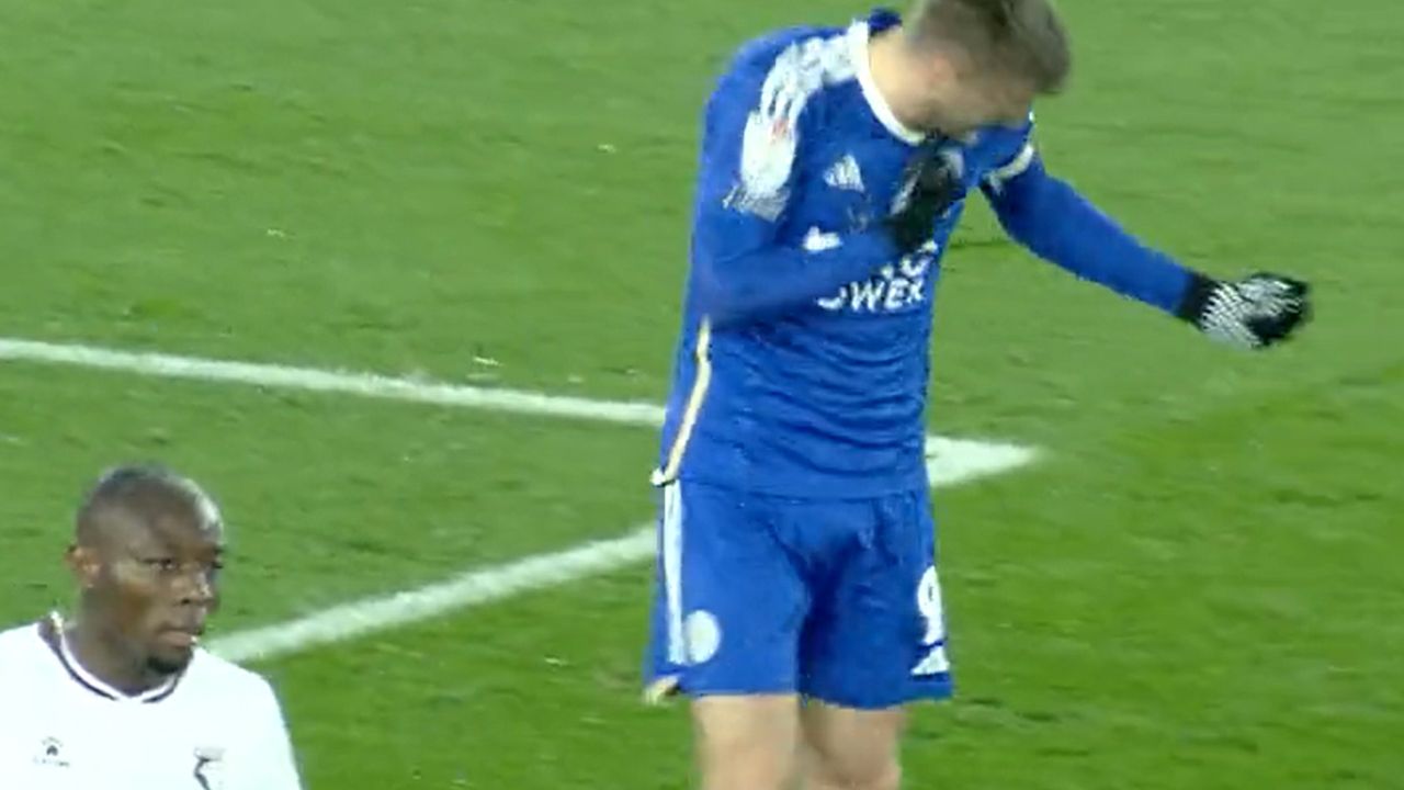 Jamie Vardy kaçan gol sonrası maçta kendini yumrukladı-İzle