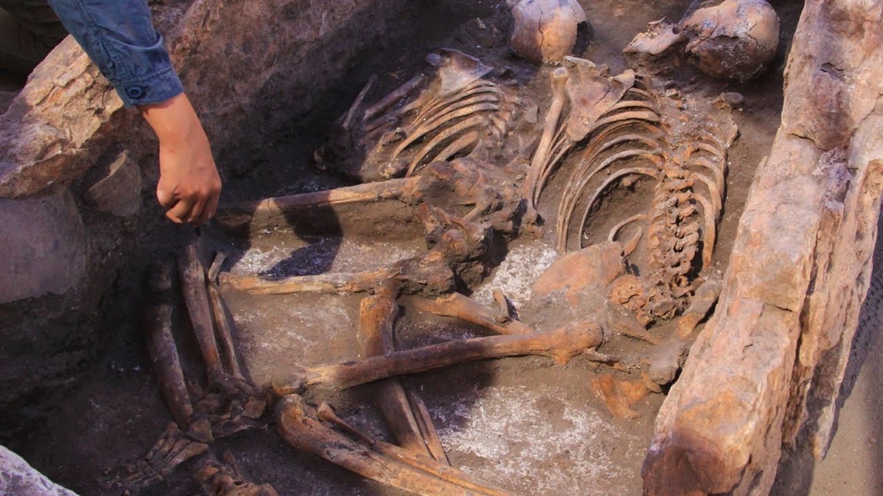 Bir mağaradaki arkeolojik kazı sırasında ortaya çıkan kafatasının üzerindekini görenler dehşete kapıldı