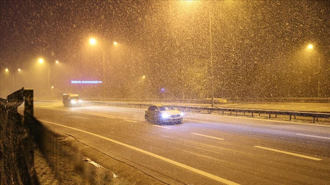 İstanbul'da kar bazı cadde ve sokakları beyaza bürüdü