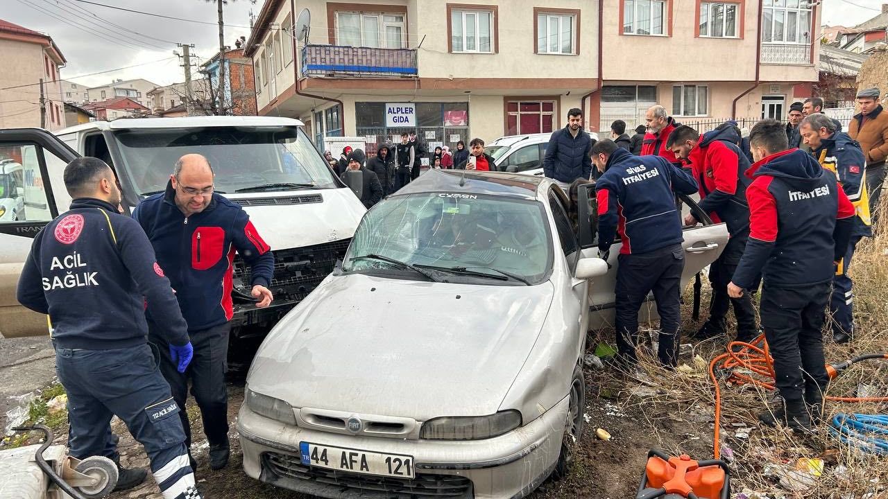 Sivas'ta otomobille minibüs kaza yaptı: 5 yaralı
