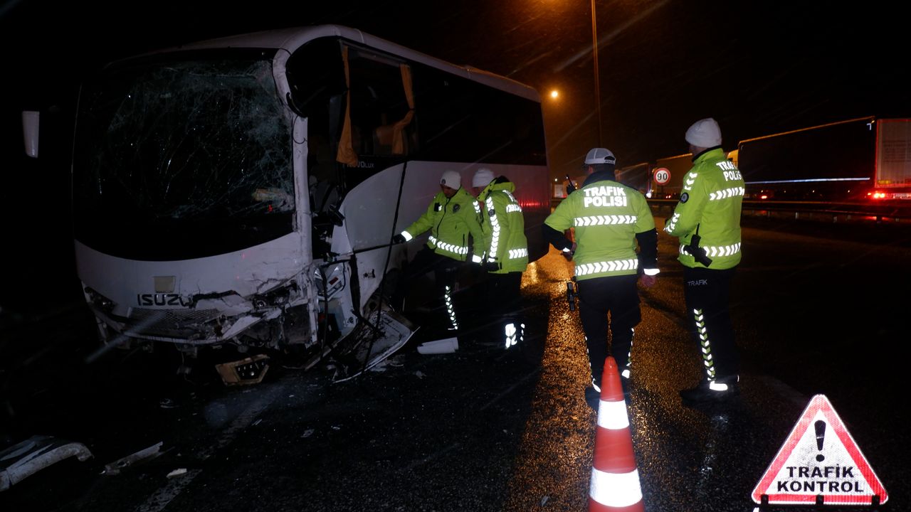 Otobüs ile polis servisi çarpıştı: 10'u polis 11 kişi yaralı