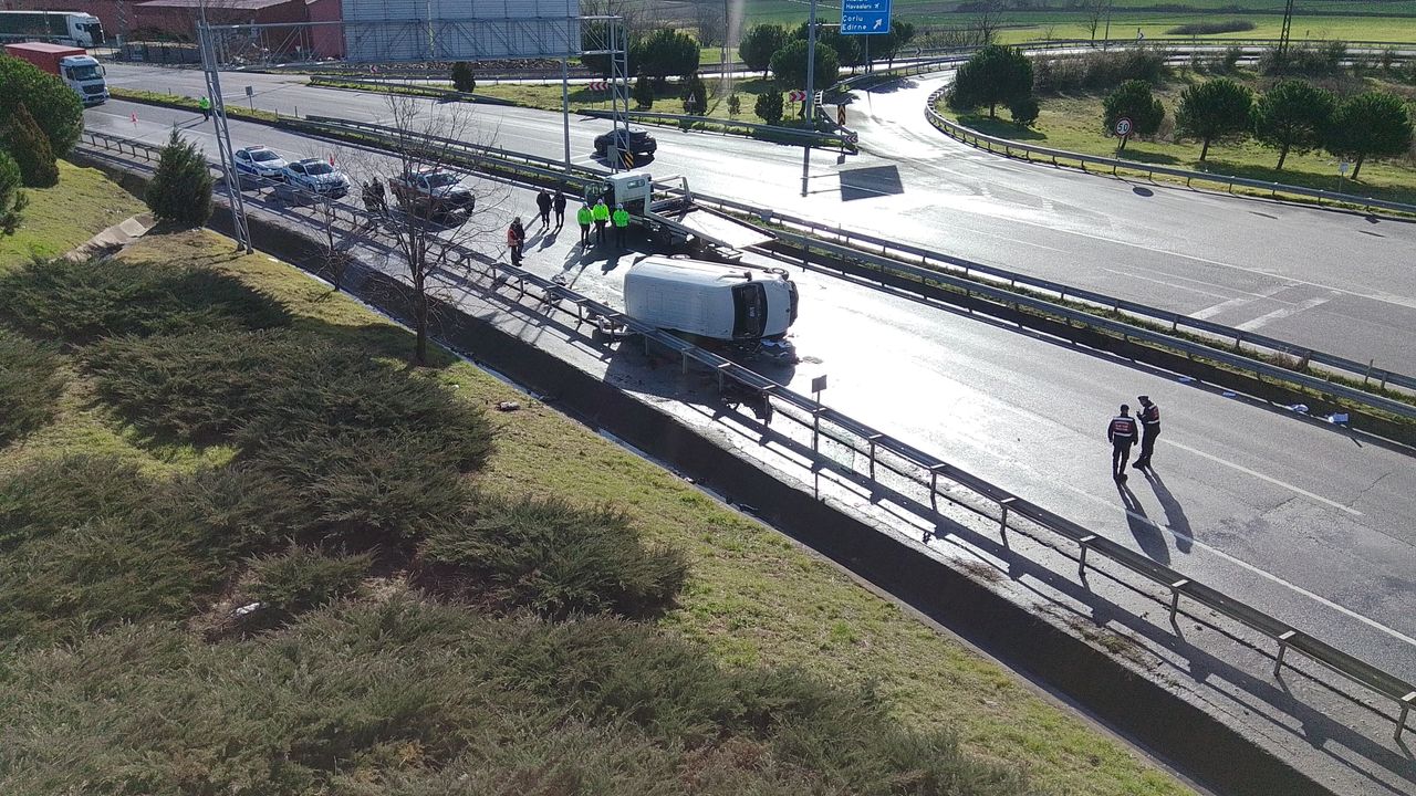 Çorlu-İstanbul kara yolunda kaza: Panelvan devrildi
