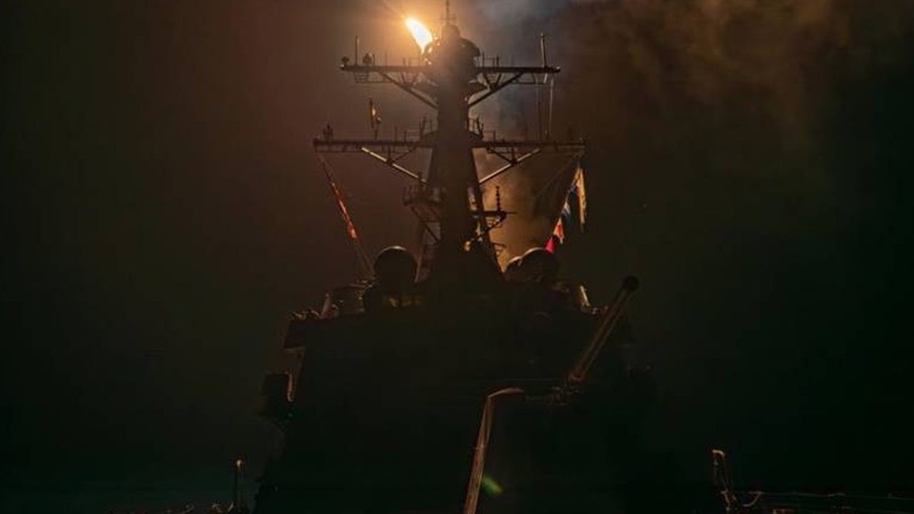 ABD Husiler'e ait 2 gemi savar füze rampasını vurdu