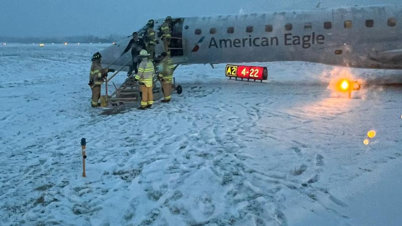 ABD'de karlı havada iniş yapan uçak pistte kayarak durdu