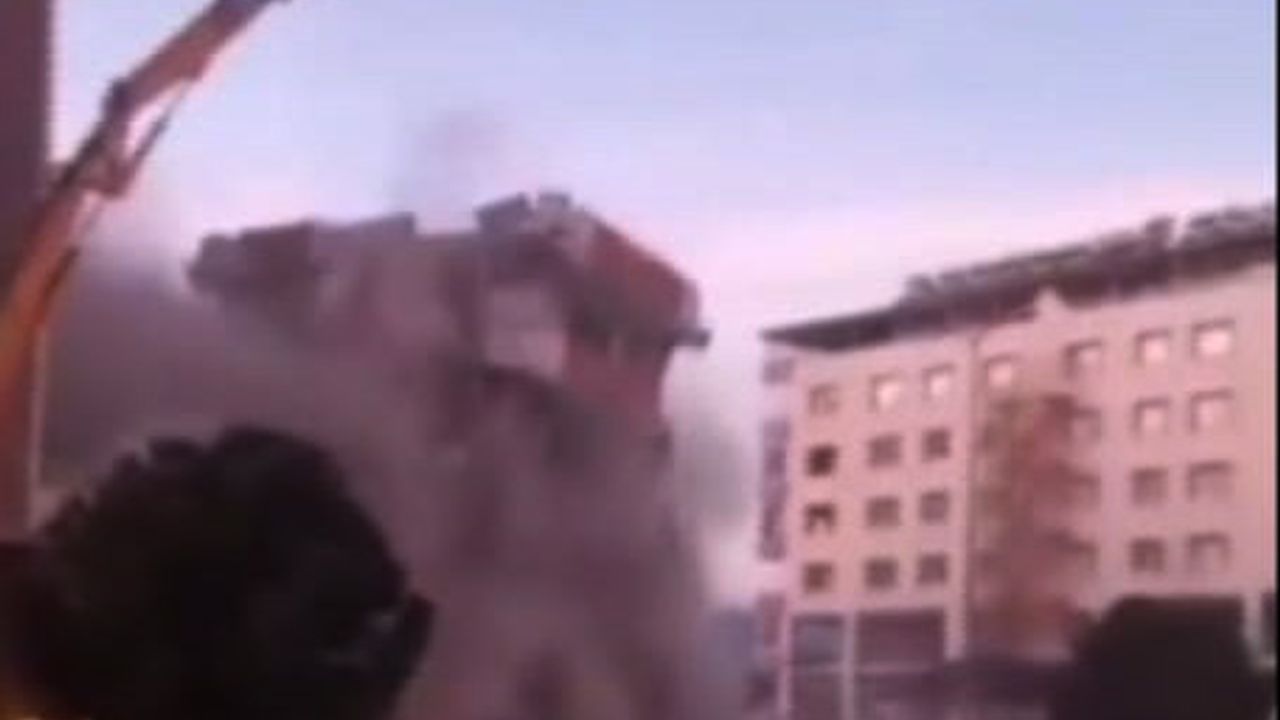 Gaziantep'te 6 katlı ağır hasarlı bina yıkım çalışması esnasında çöktü