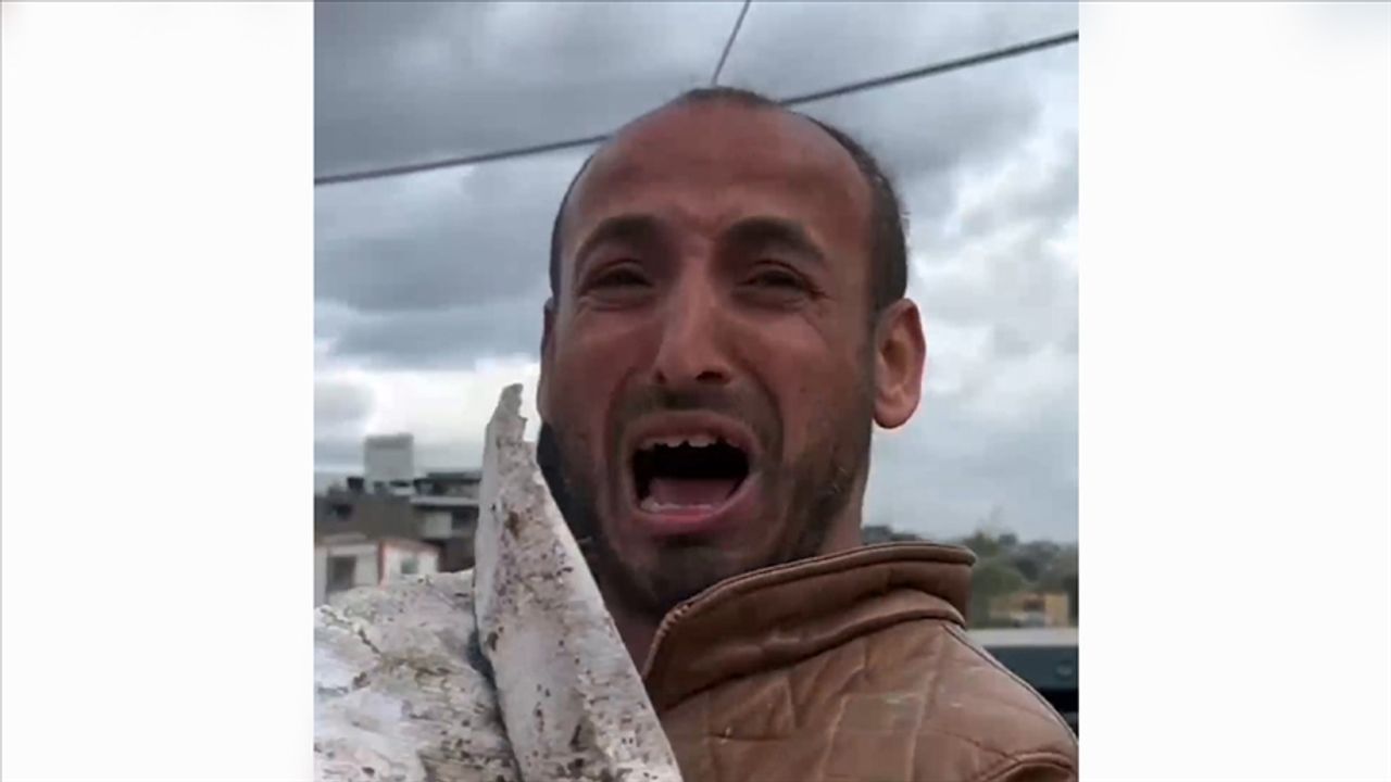 İsrail ablukası altındaki Gazze'de bir torba un alan Filistinli sevincinden gözyaşı döktü