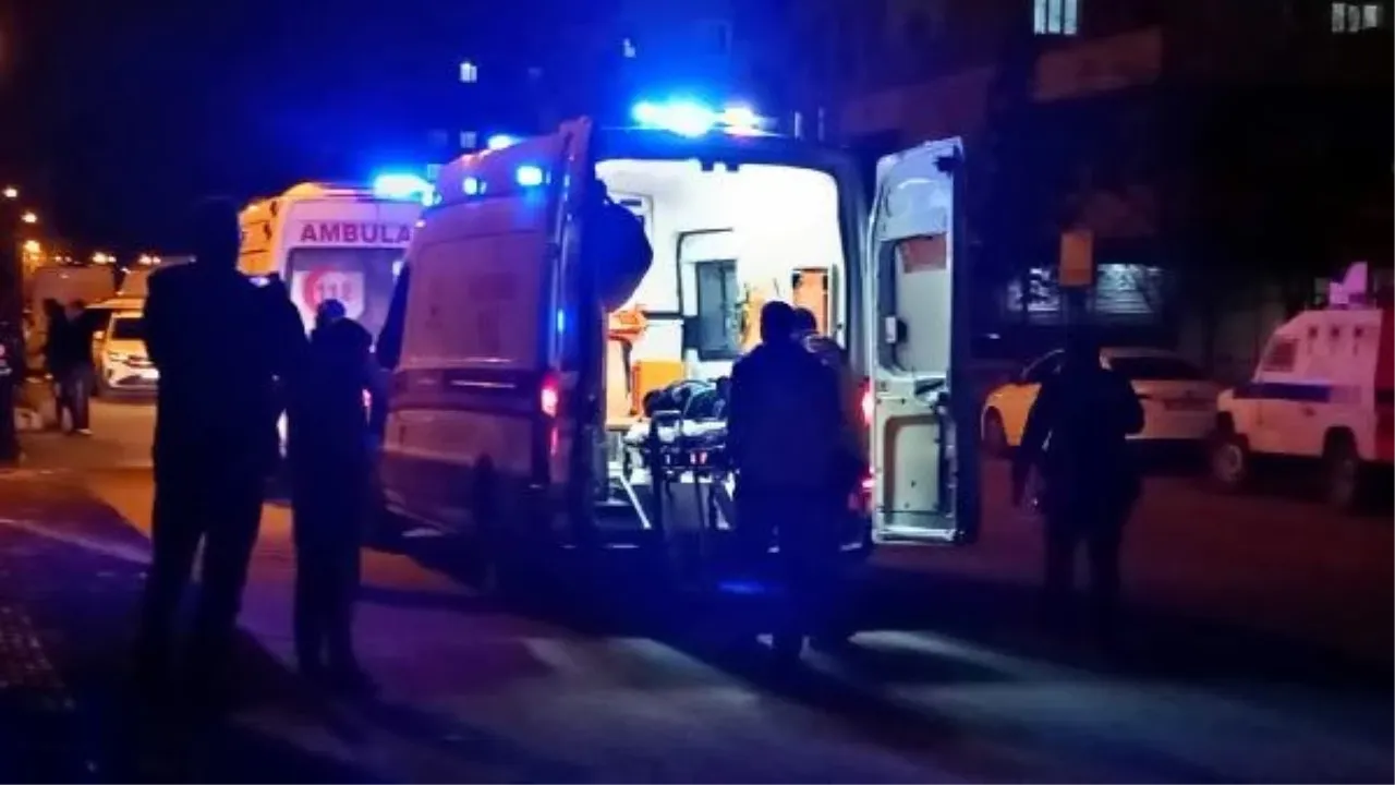 Diyarbakır'da otomobil kaldırıma çıktı 6 kişi yaralandı