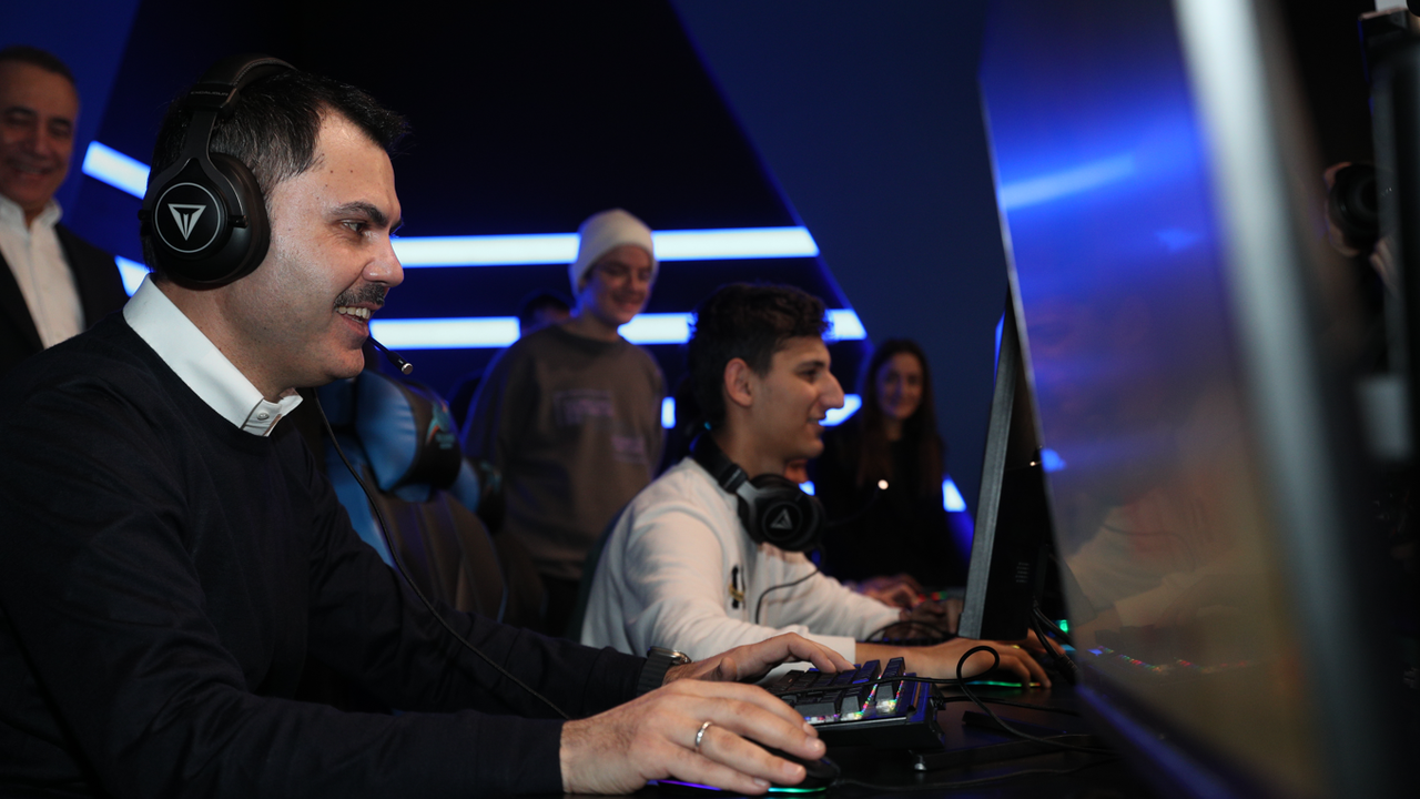 İBB Başkan adayı Murat Kurum gençlerle bilgisayar oyunu oyandı
