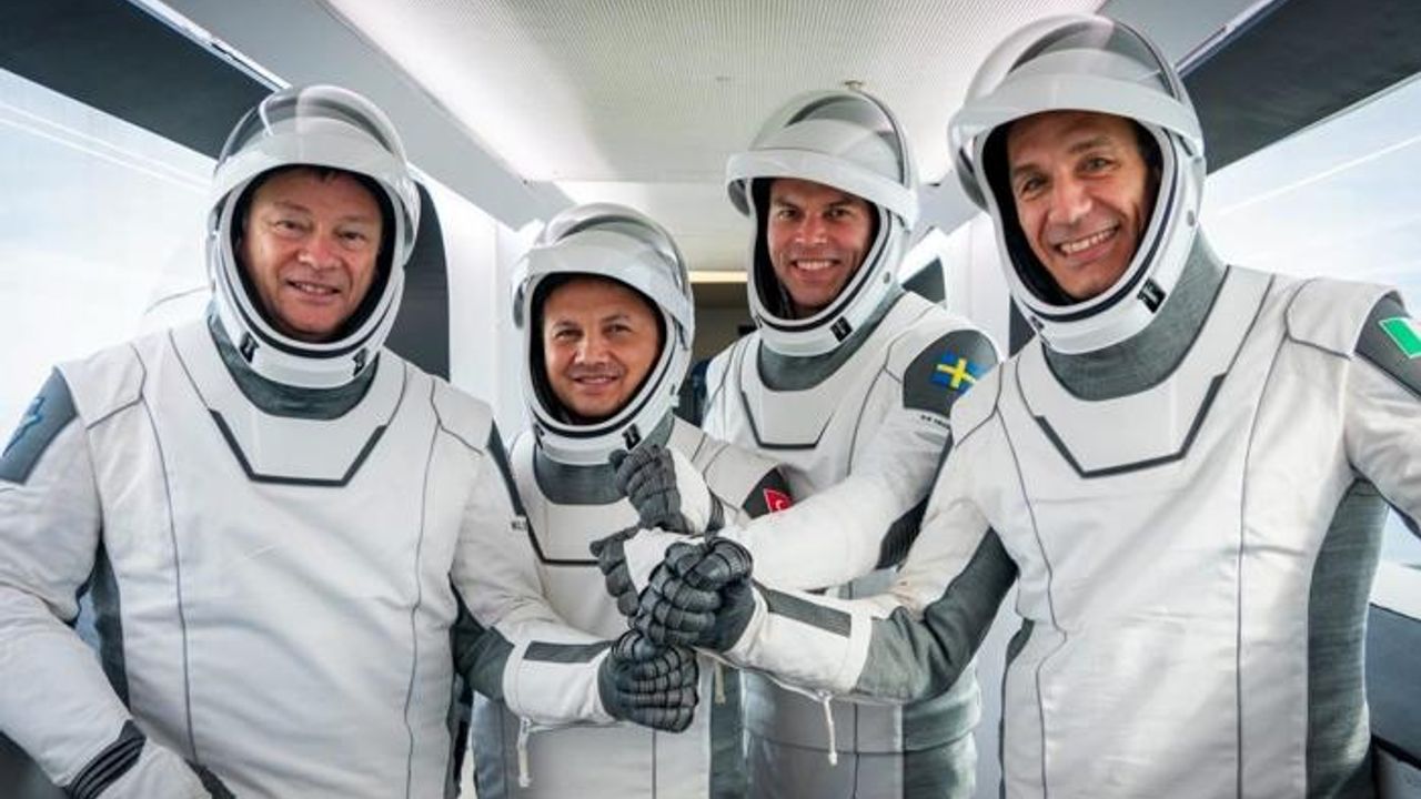 Türk astronot Gezeravcı'nın da yer aldığı Ax-3 ekibi, Uluslararası Uzay İstasyonu'na kenetlendi