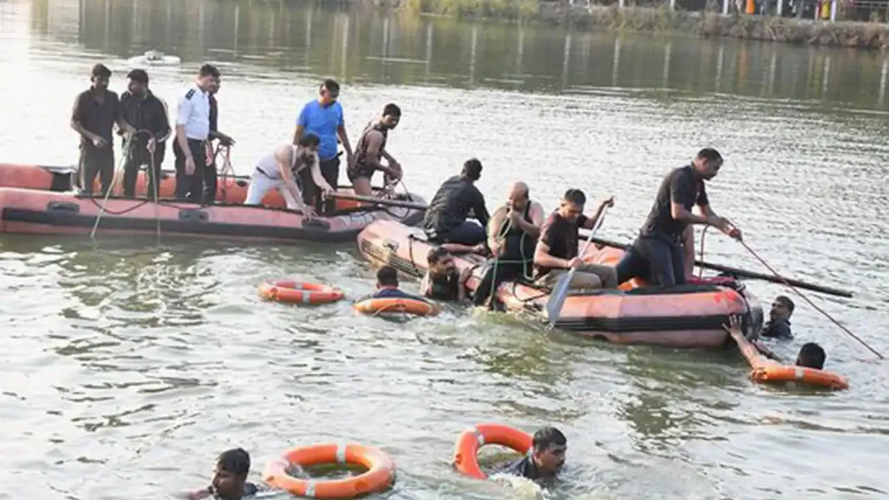 Hindistan'da öğretmen ve öğrencilerle dolu tekne alabora oldu: 14 ölü