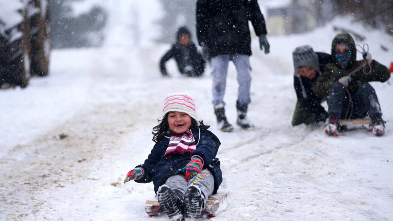 Kar yağışının etkili olduğu 4 ilde okullar tatil edildi