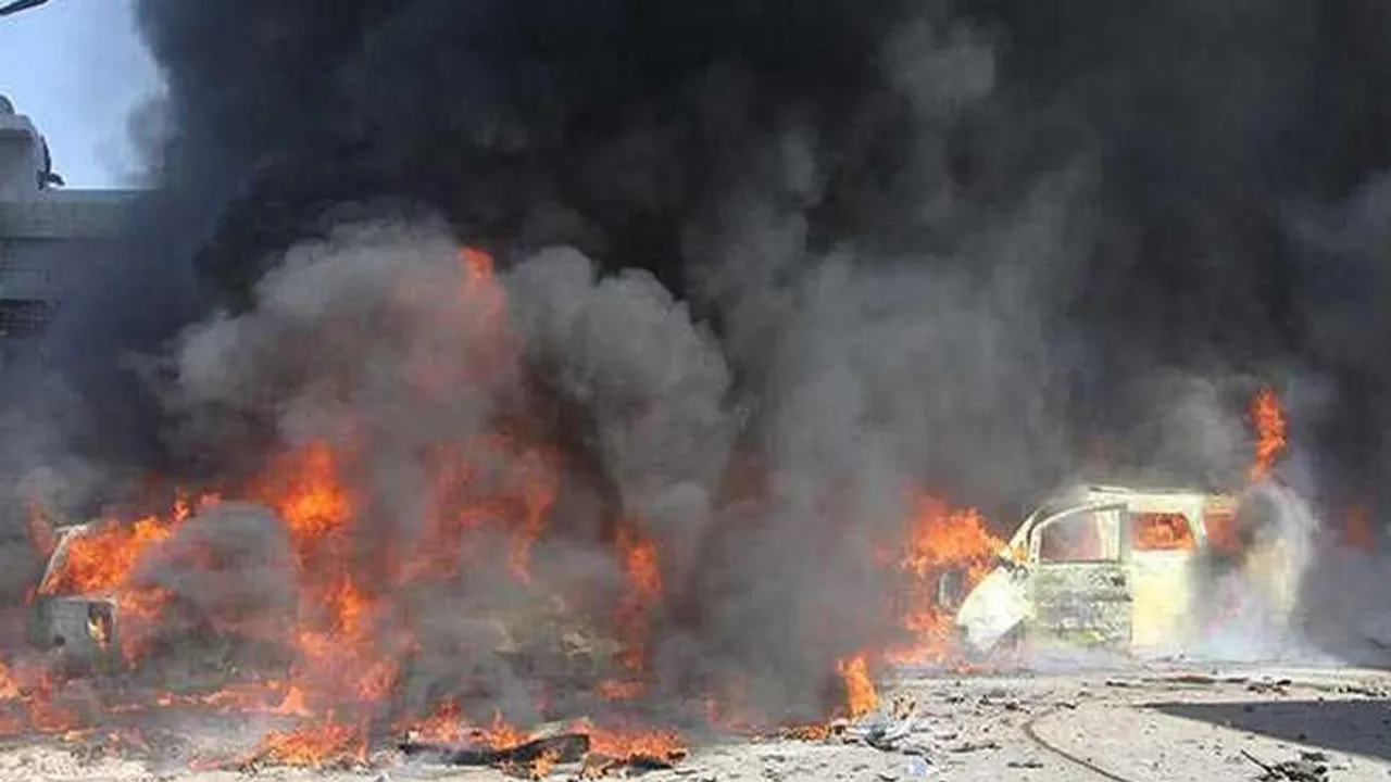 Somali'de sivilleri taşıyan minibüse düzenlenen bombalı saldırıda en az 9 kişi öldü