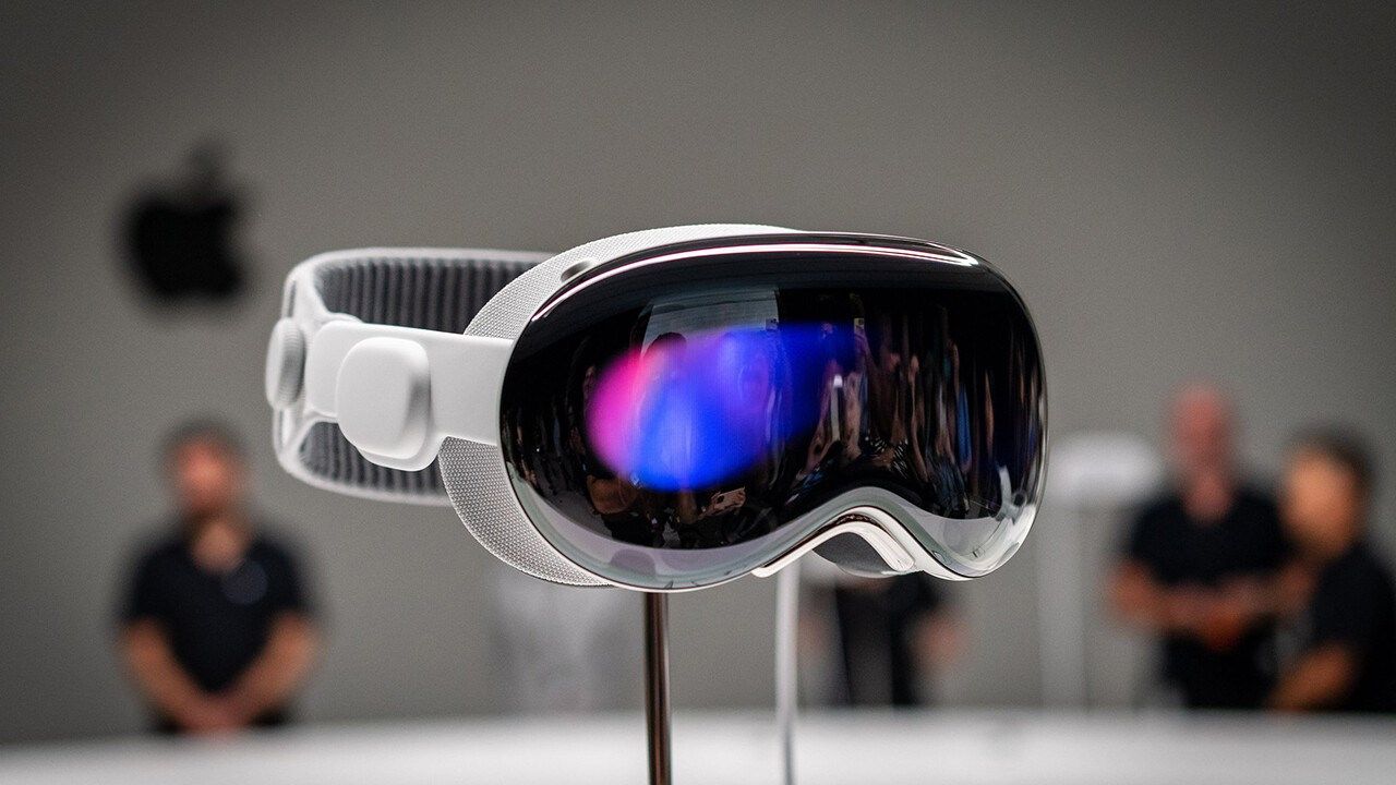 Apple’ın karma gerçeklik gözlüğü Vision Pro ön sipariş rekoru kırdı