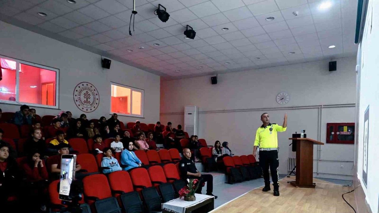 Ankara Evren'de polisten öğrencilere trafik eğitimi