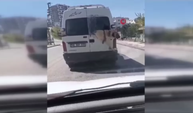 Ankara'da şaşırtıcı görüntü: Minibüsün camından sarkan köpek!
