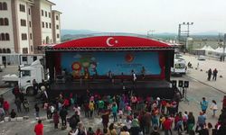 Depremzede çocukların yüzü 'mobil tiyatro tırı' ile gülüyor