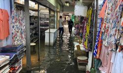 İzmir'de sağanak; Tarihi Kemeraltı Çarşısı'nda iş yerlerini su bastı