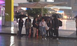 Antalya'da yağmur sonrası oluşan su birikintisinde sörf yaptı
