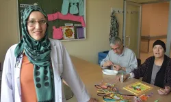 Annesi de kanser tedavisi gören Büşra öğretmen hastalara moral oluyor