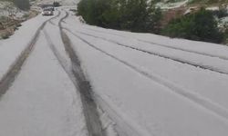 Malatya’da şiddetli dolu yolları kapattı: Araçlar yolda kaldı