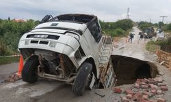 Denizli'de aşırı yağıştan çöken yol kamyonu içine çekti