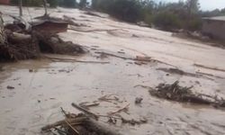 Beyaz Pamukkale'de sel:Ev ve araçlar sular altında kaldı