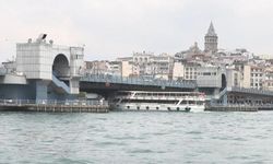 Tur teknesi Galata Köprüsü'ne çarptı!