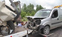 Devrilen kamyon kazaya sebep oldu: 4 yaralı