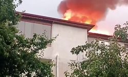 Yıldırım düşen evin çatısı alev aldı