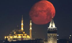 İstanbul'un Ay ile buluştuğu muhteşem an