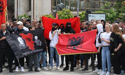 Kosova'nın kuzeyindeki Mitrovica'da Arnavutlar gösteri düzenledi