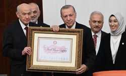 Erdoğan mazbatasını alırken muhalefetin milletvekilleri protesto etti