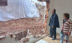 Yağmurda yıkılan istinat duvarı yaşlı çiftin evini yerle bir etti