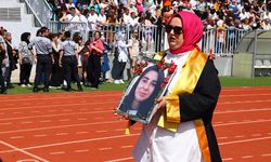İçleri buruk mezun oldular: Depremde kaybettikleri arkadaşlarının resimleri ile yürüdüler