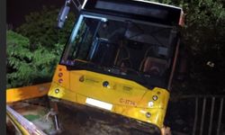 Beykoz'da özel halk otobüsü bir evin bahçesine düştü