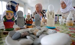 Depremzede eğitmen taş bebek yapımı kursuyla ev kadınlarını sanatla buluşturuyor