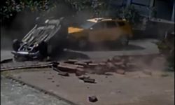 Bartın'da duvara çarpan otomobil böyle ters döndü