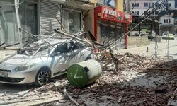 Hasarlı binanın çatısı aracın üzerine çöktü