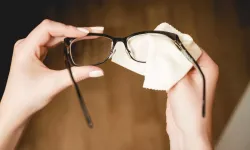 Gözlük camlarındaki çiziklerden kurtulmak mümkün! İşte o basit yöntem