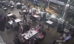 Kafede arkadaşıyla oturan gence silahlı saldırı anı