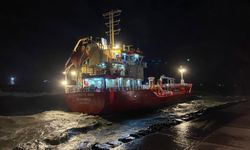 Fırtınada sürüklenen yakıt gemisi Zeytinburnu'nda karaya oturdu