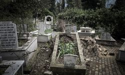 Lodosun yıkımı: Mezarlıktaki ağaçlar mezar taşlarını paramparça etti