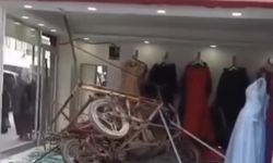 Motosikletle gelinlik dükkanına girdi