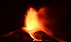 Etna Yanardağı faaliyete geçti! Kül ve lav püskürttü