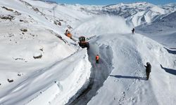 Şırnak'ta kar kalınlığı 2 metrenin üzerine çıktı-İzle