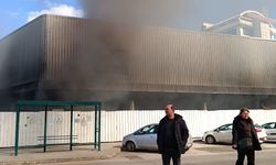 Pendik’te marketin yıkımı esnasında çıkan yangın paniğe sebep oldu