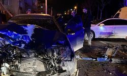 İki otomobil kavşakta kafa kafaya çarpıştı: 5 yaralı